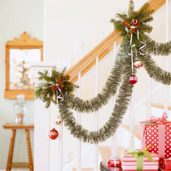 guirlandes-Noël-argent-rampe-escalier-branches-vertes-baies-rouges