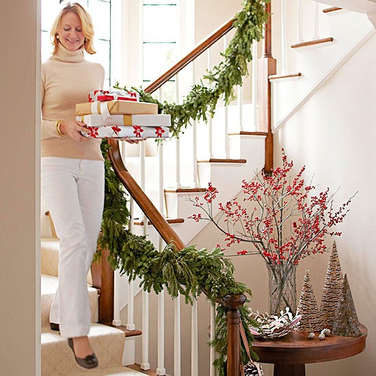guirlandes-Noël-branches-pin-vertes-baies-rouges-sapins-décoratifs