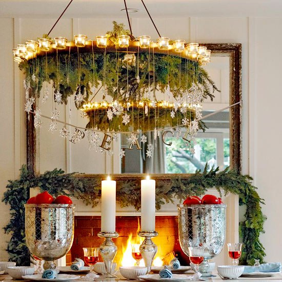 guirlandes-Noël-branches-pin-vertes-lustre-bougies-manteau-cheminée