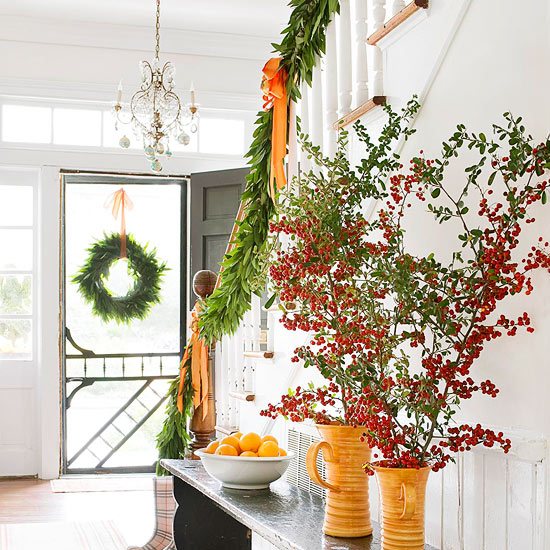 guirlandes-Noël-branches-pin-vertes-naturelles-rubans-orange-branches-baies-rouges