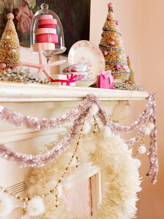 guirlandes-Noël-décoratives-manteau-cheminée-sapins-dorés-décoratifs guirlandes de Noël