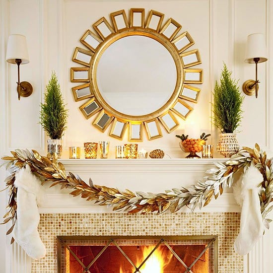 guirlandes-Noël-feuilles-dorées-manteau-cheminée-sapins-décoratifs guirlandes de Noël