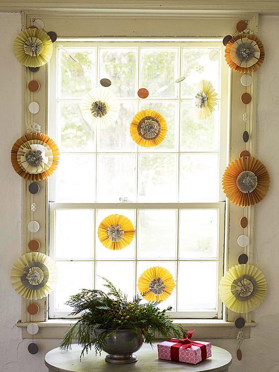 guirlandes-Noël-papier-décoratives-cadre-fenêtre guirlandes de Noël