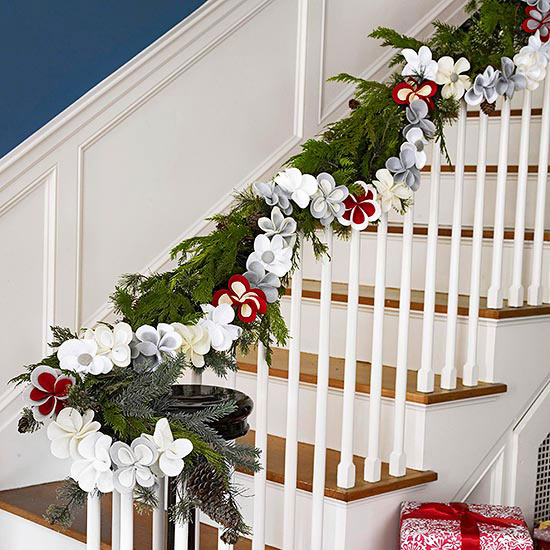 guirlandes-Noël-rampe-escaliers-branches-pin-vertes-fleurs-décoratives-pommes-pin guirlandes de Noël