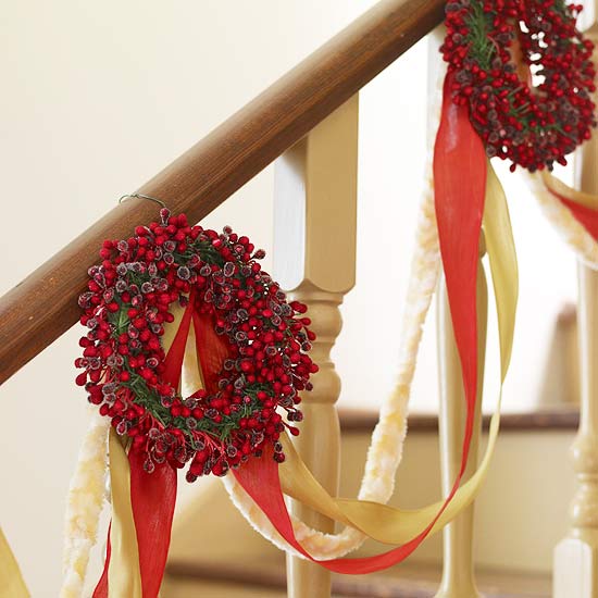 guirlandes-Noël-rouge-couleur-sable-rampe-escalier-couronnes-artificielles-baies-rouges-branches-pin guirlandes de Noël
