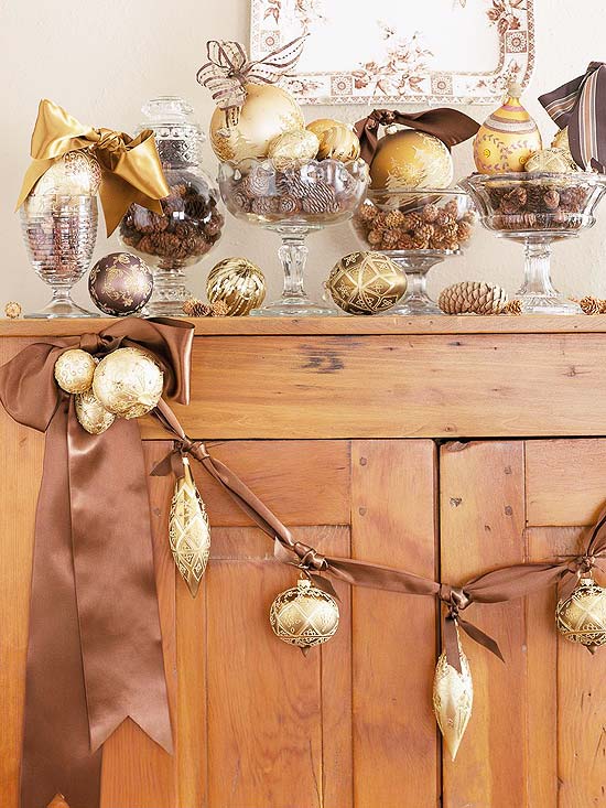 guirlandes-Noël-satin-maron-ornements-sapin-dorés-vases-pommes-pin-petites guirlandes de Noël