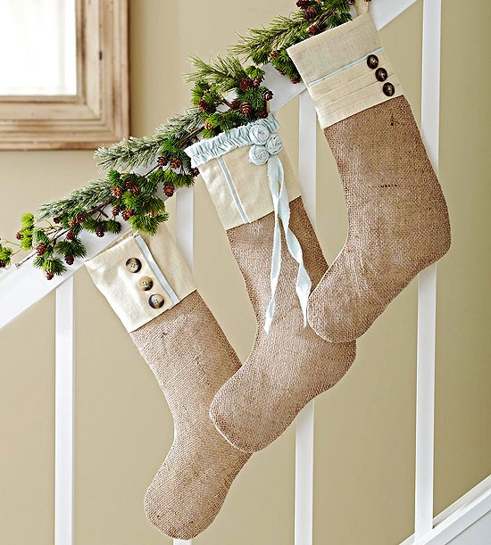 guirlandes-Noël-branches-pin-naturelles-pommes-pin-chaussettes-jute-rampe-escsaliers