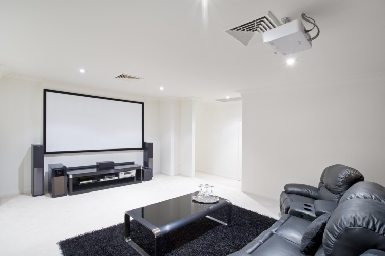 home-cinéma-écran-plasma-haut-parleur-amplificateur-salon-blanc