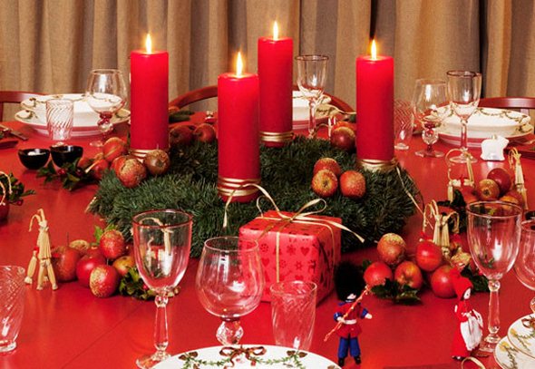 idée-déco-Noël-rouge-bougies-nappe-rouges-pommesècouronne-guirlande-verte