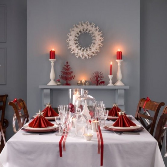 idée-déco-Noël-rouge-bougies-rouges-serviettes-pliées-chemin-table-blanc-accents-rouges idée déco Noël