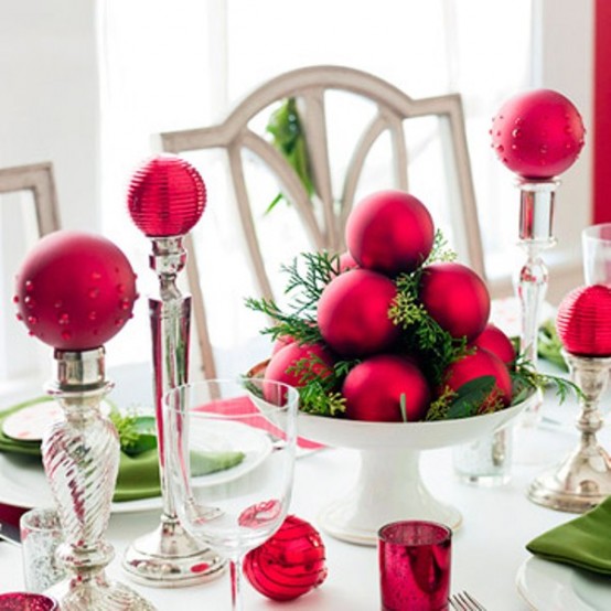 idée-déco-Noël-rouge-boules-Noel-rouges-branches-vertes-vaisselle-blanche  idée déco Noël