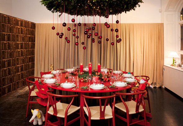 idée-déco-Noël-rouge-boules-Nol-rouges-bougies-table-rouge