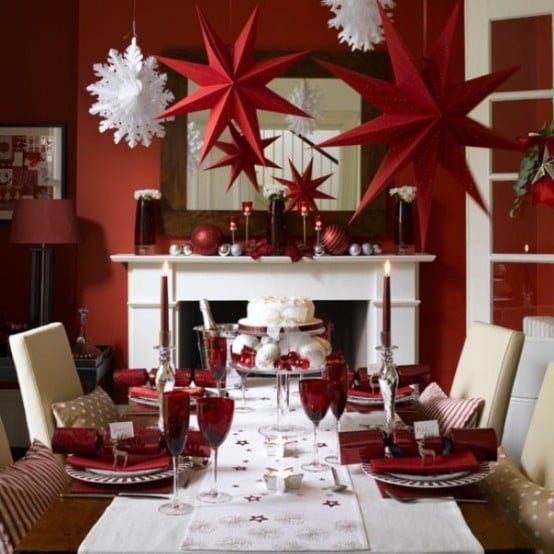idée-déco-Noël-rouge-chemin-table-blanc-étoiles-verres-rouges-serviettes idée déco Noël