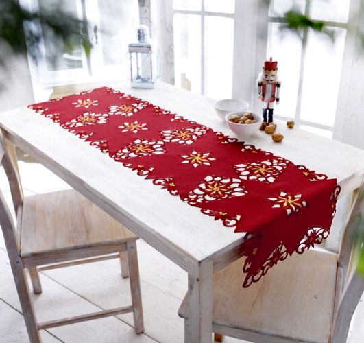idée-déco-Noël-rouge-chemin-table-rouge-motifs-étoiles idée déco Noël