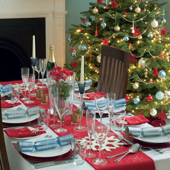 idée-déco-Noël-rouge-chemin-table-rouge-serviettes-rouges idée déco Noël