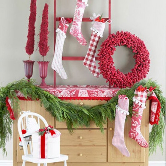 idée-déco-Noël-rouge-couronne-décorative-baies-artificielles-chaussettes-Noel-guirlande-branches-naturelle idée déco Noël