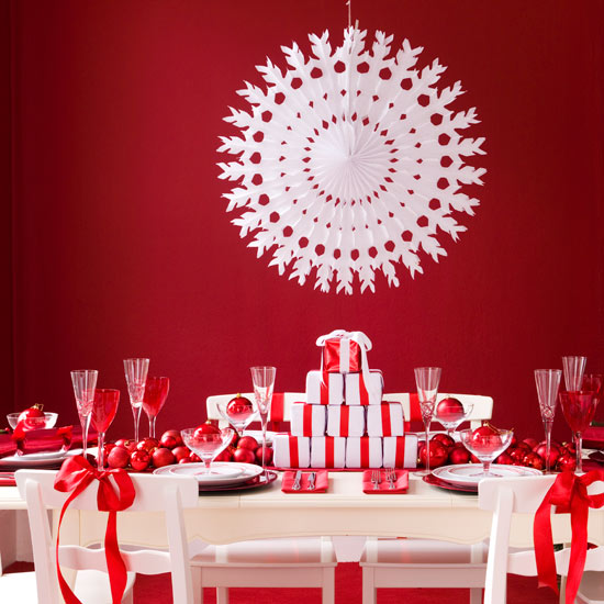 idée-déco-Noël-rouge-mur-rouge-ornement-papier-plié-blanc-verres-rubans-boules-Noel-blanches