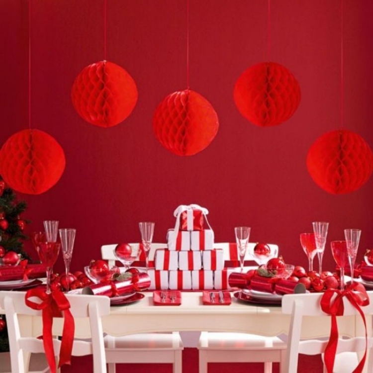 idée-déco-Noël-rouge-suspensions-papier-rouge-verres-boîtes-cadeaux-rubans-rouges idée déco Noël