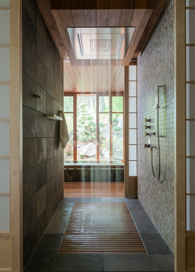 idée-de-douche-à-effet-pluie-salle-bains-moderne-caillebotis-bois