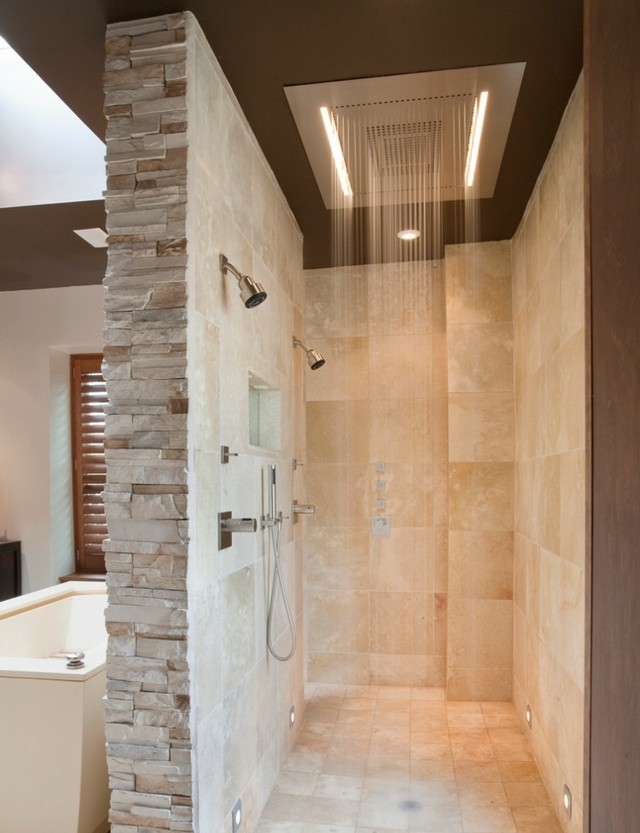 idée-de-douche-à-effet-pluie-salle-bains-moderne-revetement-pierre-rectangulaire