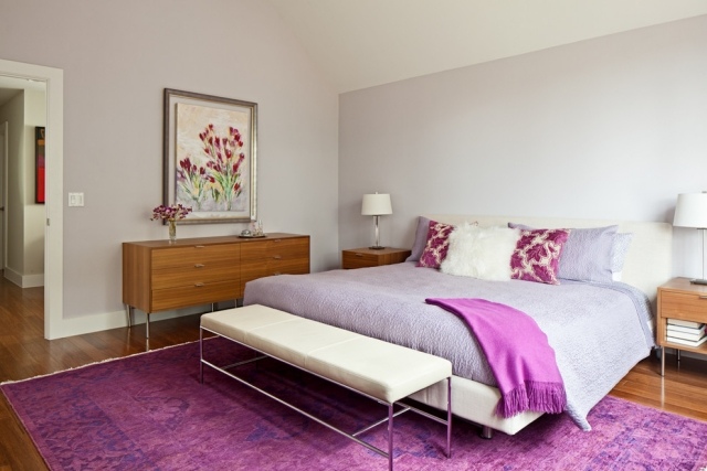 idée-peinture-chambre-coucher--couleur-blanche-tapis-violet-couverture