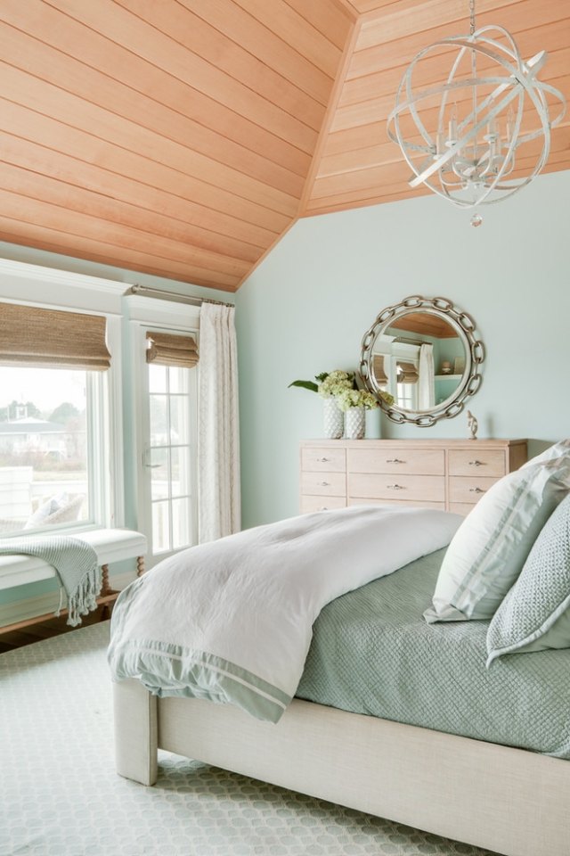 idée-peinture-chambre-coucher-couleur-claire-revetement-bois-plafond