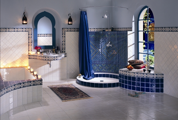 idées-déco-salle-bains-marocaine-carrelage-bleu-baignoire