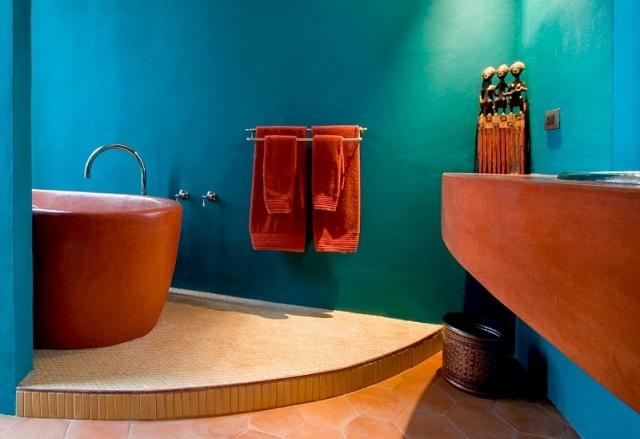 idées déco salle de bains murs turquoise-accents-chauds
