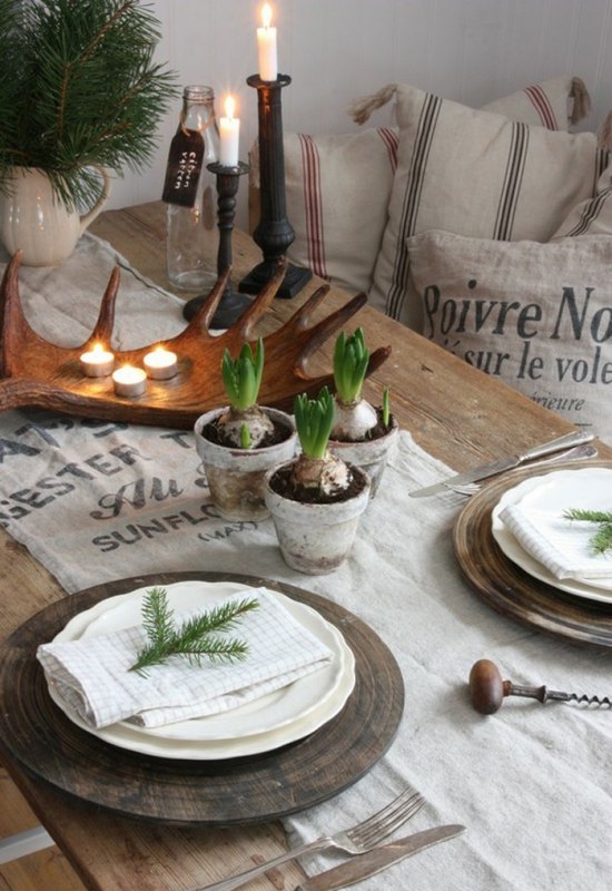 idées-déco-table-hiver-branches-sapin-dessous-assiette-bougies