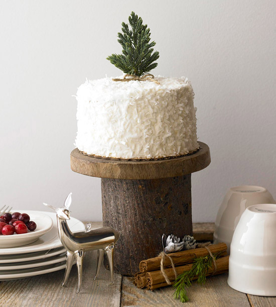idées-déco-table-hiver-gâteau-blanc-assiette-gâteau-bois-bâtons-cannelle idées déco de table