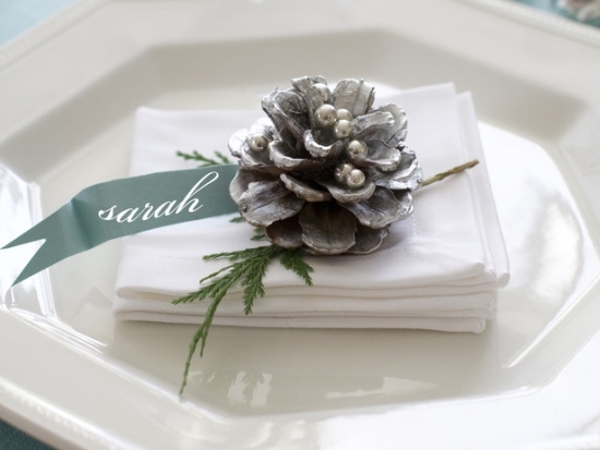 idées-déco-table-hiver-pomme-pin-décorée-argent-perles-branchette-pin-serviette-blanche idées déco de table