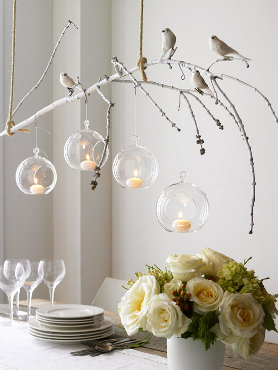 idées-déco-table-hiver-vases-verre-décoratifs-suspendus-bougies-roses-blanches idées déco de table