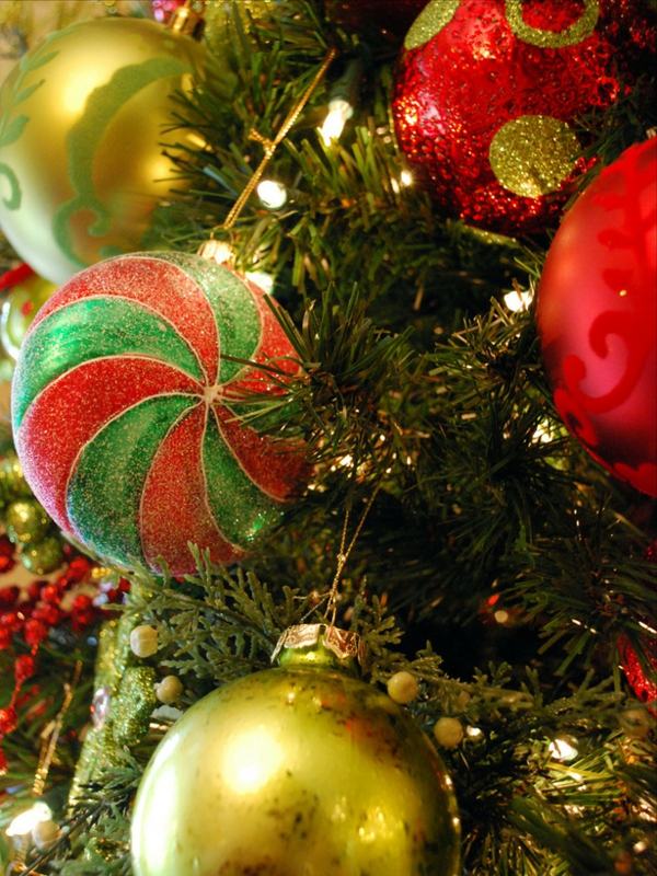 idées-décoration-Noël-boules-Noel-rouge-or-vert idées décoration Noël