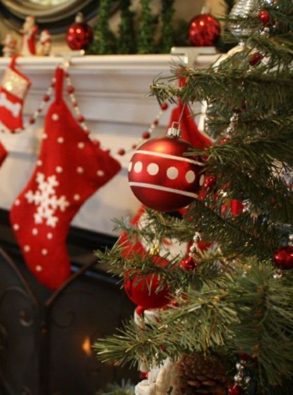 idées-décoration-Noël-boules-Noel-rouges-chaussettes-rouges