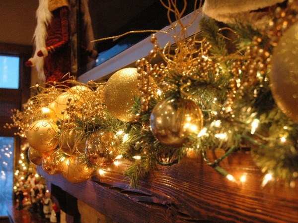 idées-décoration-Noël-boules-dorées-guirlandes-lumineuses-branche-verte-sapin idées décoration Noël