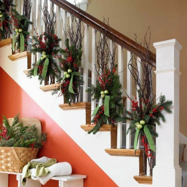 idées-décoration-Noël-branches-sapin-vertes-escalier-boules-Noel