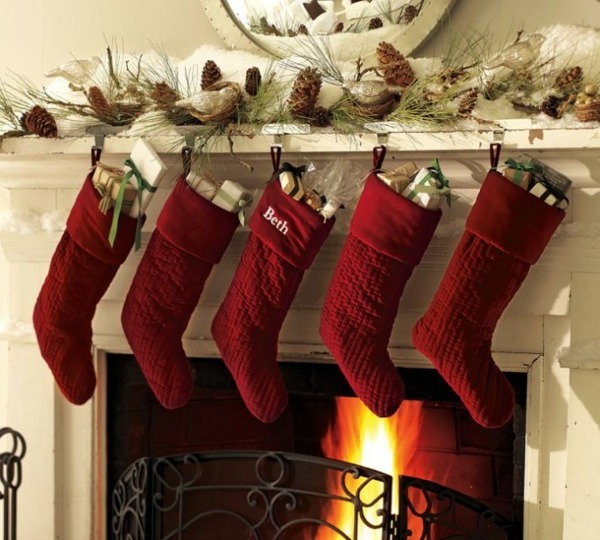 idées-décoration-Noël-chausettes-Noel-rouges-branches-sapin-pommes-pin