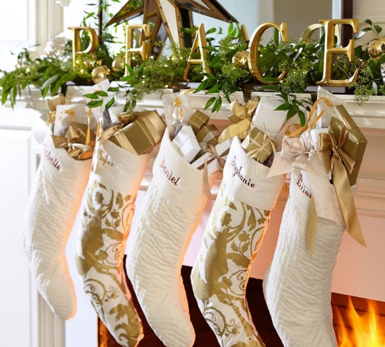 idées-décoration-Noël-chaussettes-Noel-blanches-ornements-or-cadeaux-branches-vertes-manteau-cheminée idées décoration Noël
