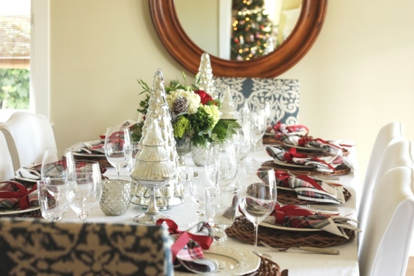 idées-décoration-Noël-déco-table-rubans-rouges-sapins-décoratifs-blancs