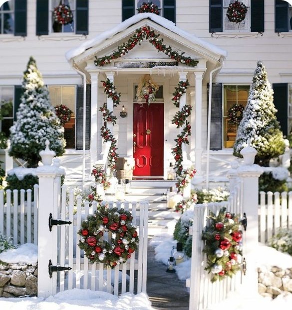 idées-décoration-Noël-extérieur-couronne-porte-guirandes-boules-Noel-branches-vertes