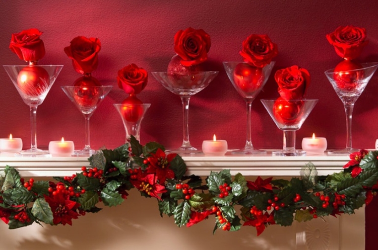 idées-décoration-Noël-fleurs-décoratives-rouges-guirlande-verte-houx-bougies idées décoration Noël
