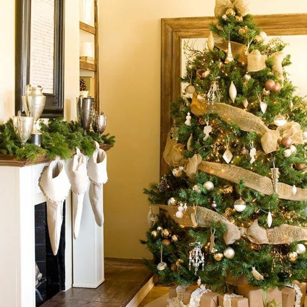 idées-décoration-Noël-guirlande-dorée-lumineuses-ornements-or-sapin-naturel-chaussettes-blanches-cheminée idées décoration Noël