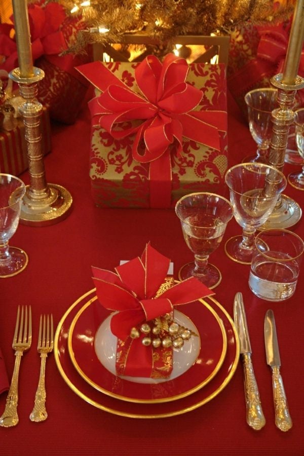 idées-décoration-Noël-nappe-rouge-rubans-boîtes-cadeaux-or-rouge idées décoration Noël