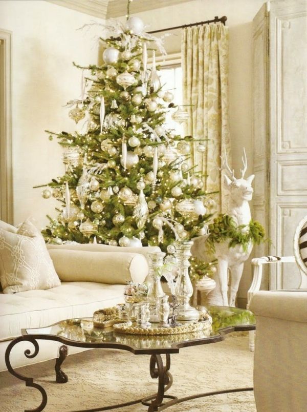 idées-décoration-Noël-ornements-blancs-argent-sapin-naturel-figure-cerf idées décoration Noël
