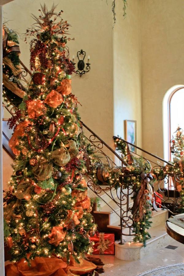 idées-décoration-Noël-ornements-sapin-guirlandes-lumineuses-rubans-déco-rampe-escaliers idées décoration Noël