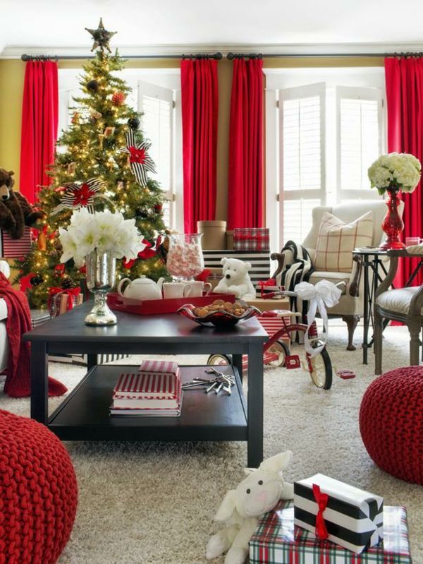 idées-décoration-Noël-rideaux-rouges-sapin-naturel-guirlande-lumineuses-fleurs-blanches idées décoration Noël