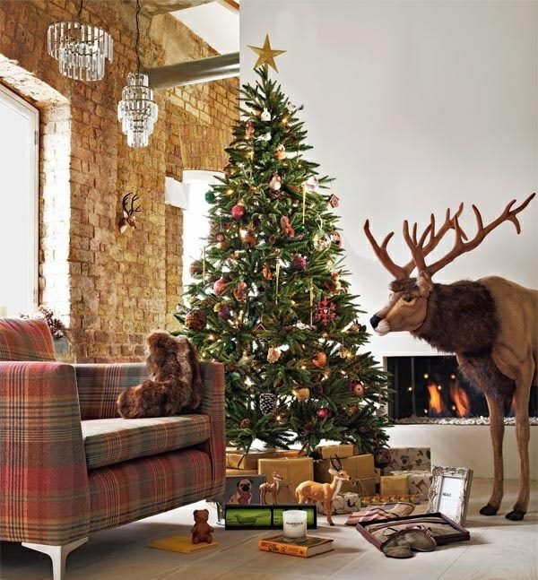 idées-décoration-Noël-sapin-naturel-ornements-statue-cerf idées décoration Noël