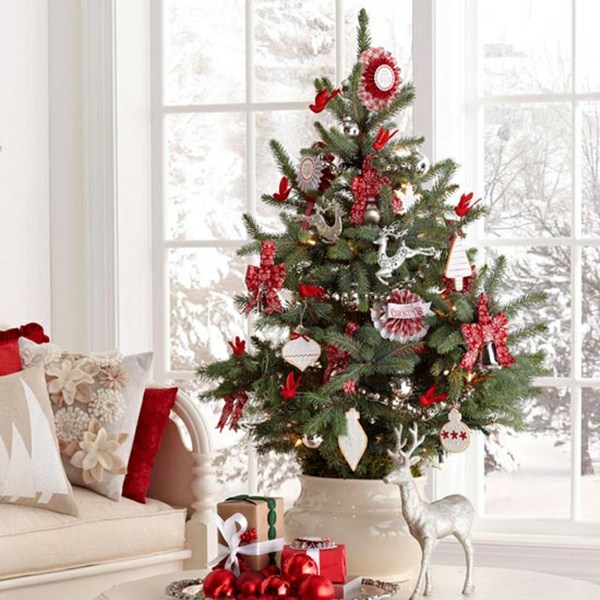 idées-décoration-Noël-sapin-naturel-pot-blanc-ornements-blancs-rouges-cadeaux idées décoration Noël