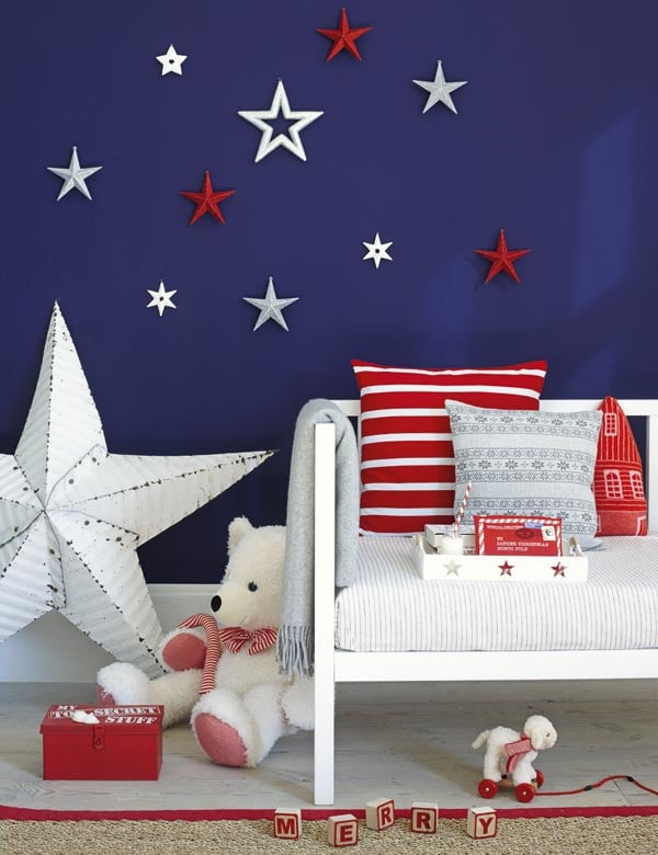 idées-décoration-murale-Noël-étoiles-blanches-rouges-bleues-mur-bleu idées décoration murale