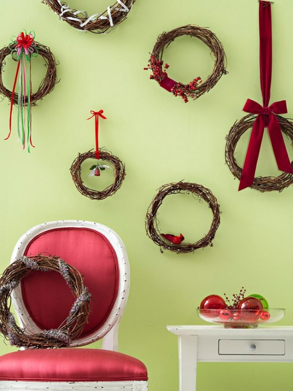 idées-décoration-murale-Noël-couronnes-branches-décoratives-rubans-rouges idées décoration murale